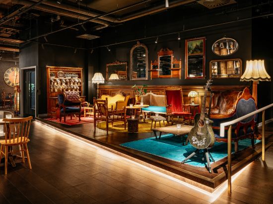 Ruby Molly Hotel & Bar