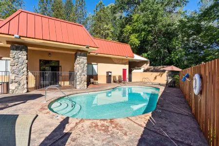 Best Western Plus Yosemite Way Station Motel