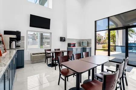 SureStay Hotel by Best Western Buena Park Anaheim Отели рядом с достопримечательностью «Jain Centre of Southern California»