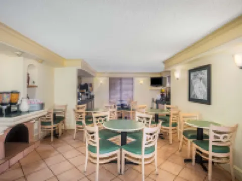 Super 8 by Wyndham Eagle Pass イーグル・パスのホテル