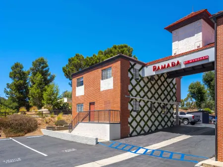 Ramada by Wyndham San Diego Poway Miramar Отели в г. Повэй