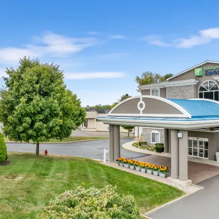 Holiday Inn Express HARTFORD - NEWINGTON by IHG Отели рядом с достопримечательностью «Арена «XL-центр»»