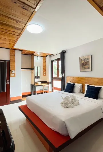 ห้องนอนเตียงคิงไซส์พร้อมหน้าต่าง