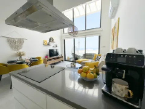 Lovely furnished one-bedroom apartment with an amazing sea view のホテル