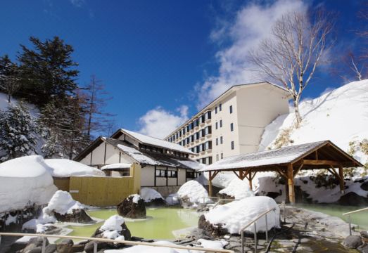 만자 고겐 호텔 외관과 주변 풍경 