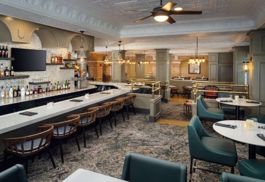 6. 엠버시 스위트 ..