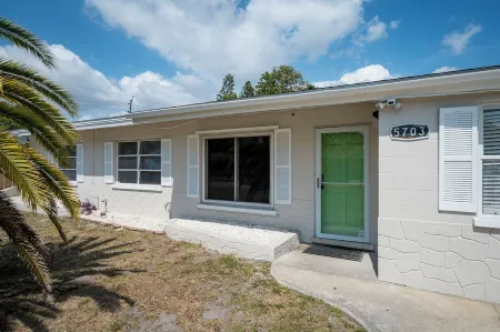 Gorgeous 4-bedroom Pool House in Bradenton with WiFi and AC