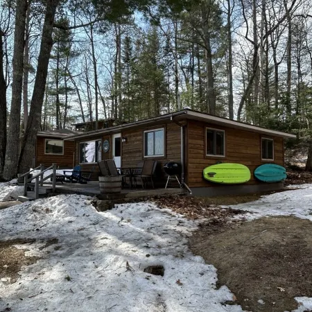 COZY BEAR LODGE-On UTV/Snowmobile trail, Beachside Cabin w/ Porch, Private dock