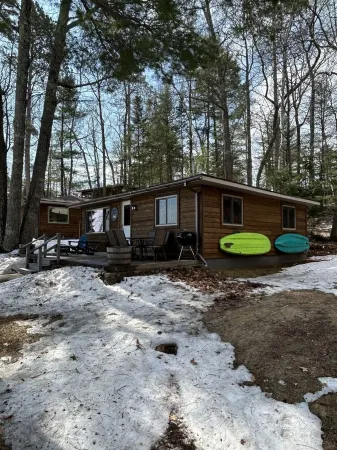 COZY BEAR LODGE-On UTV/Snowmobile trail, Beachside Cabin w/ Porch, Private dock