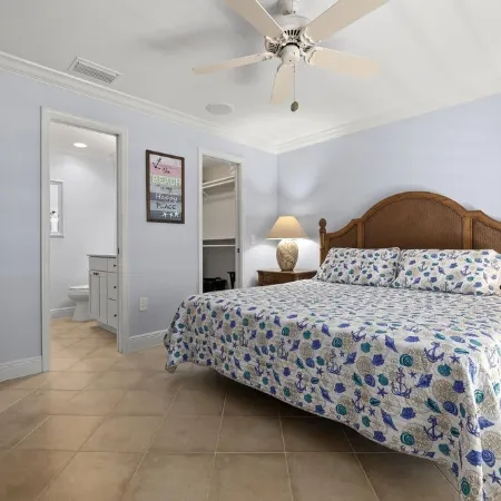 Palm Bay Club!!! Resort Living on Siesta Key!!! Beach to Bay!!!