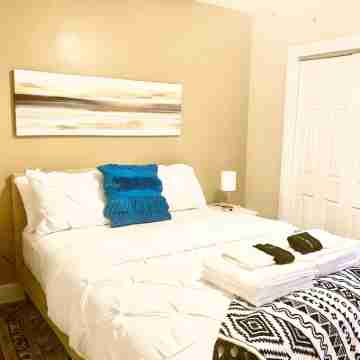 Mins from MGM, Downtown springfield, Mercy and Baystate Medical center. Rooms