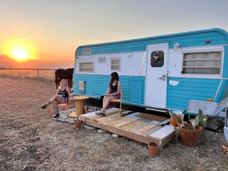 Willie Cleo, the Vintage Holiday Rambler in Walnut Springs