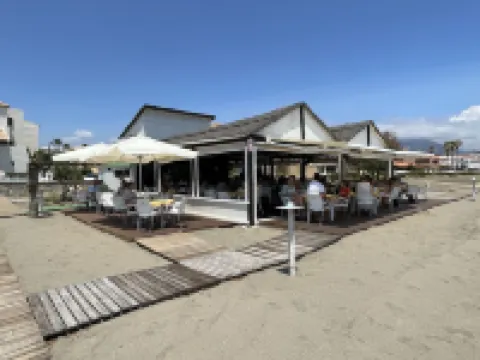 Beautiful modern apartment 1 min from beach