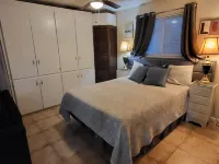 Cozy Casita in a safe quiet neighborhood near a beautiful pond. - 3-Star