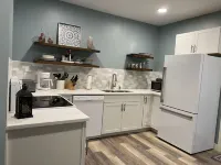 NEW Stylish Apartment with Hot Tub