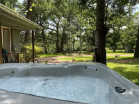 Old Country Charm 2 1/2 blocks from Main St Shopping/Private Get-a-Way w/Hot Tub