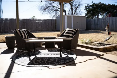 Cozy Home 1 Mile From Food/Shopping, Close to Kaw and Ponca Lake