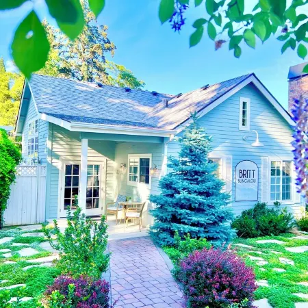 Spa Like Stay at the Award Winning Britt Bungalow in the Heart of Jacksonville Отели в г. Джексонвилл