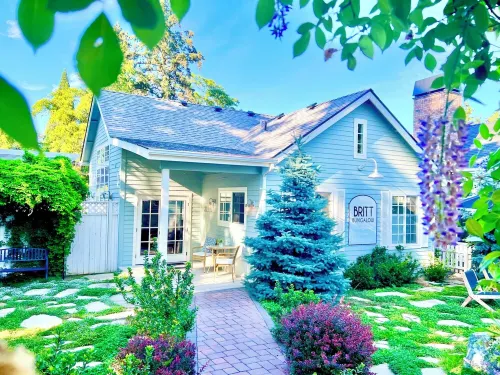 Award Winning Britt Bungalow in the Historical Heart of Jacksonville Oregon