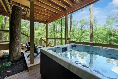 Experience Elevated Living: Upscale Treehouse Cabin in Hocking Hills on 20 acres