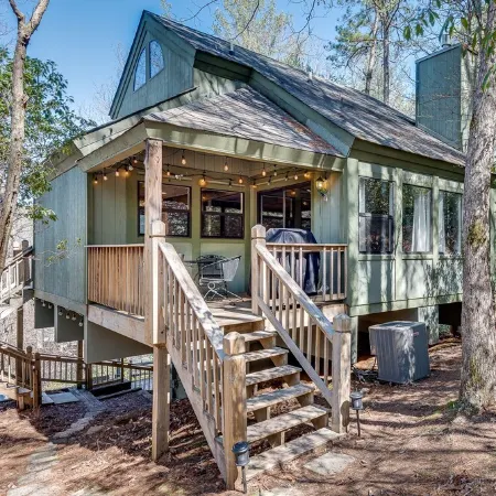 Relaxing 3Br Cabin Retreat in Helen, GA – Perfect for Families & Couples
