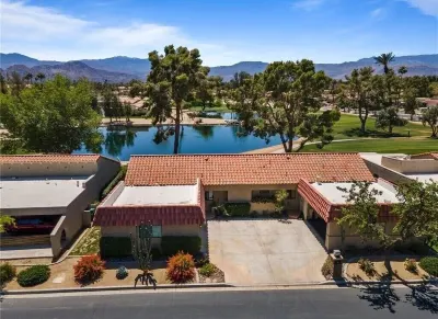 NEW! Peaceful Waterfront Getaway (pet-friendly) Hotel in zona Palm Desert Palms