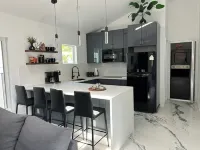 Private guest house with king bed & loft. Deck with hot tub and putting green Hotels in Osprey