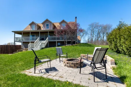 4 Br. Hot Tub. Pet Friendly. May Discounts!