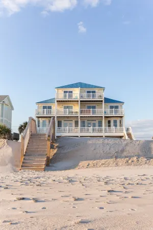 BEACHFRONT HOT TUB GAMEROOM 2KINGS