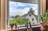 Large Oceanside Apartment. Walk to the beach and many restaurants. Pet Friendly