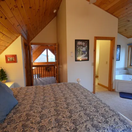 Comfortable 3 Bedroom, 2 Bath Cabin Between Lutsen Mountains and Lake Superior