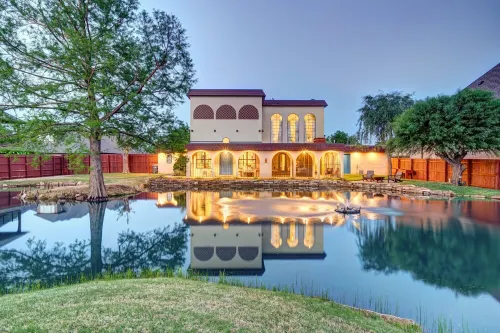Historic Villa🚶1 min from Lake Hefner🏊 Hot Tub 🎱Pool Table🐶Friendly🎣Fishing