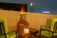 Luxury 2 Bedroom Condo, Midtown - Great Amenities with Pool!