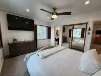 Peek-A-BOO ocean view. 50 Steps to the Sand Large Remodeled Beach House. Hotels near Newport Beach