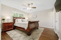 Amy Ln-Newly Remodeled Home w/ Outdoor Dining Area