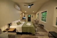 Valley Overlook - Cozy Cabin near Blossom Music Center, 1BR - Peninsula, Ohio