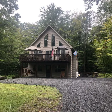Spacious and cozy pet friendly chalet w/ hot tub & garden sauna