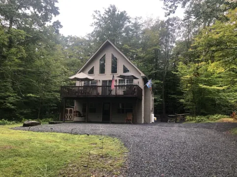 Spacious and cozy pet friendly chalet w/ hot tub & garden sauna