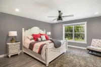 New Home! Quiet location- only 3 minutes to Notre Dame- Sleeps 12