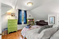 2Br Historic Marblehead Home+Minutes to Beach