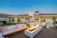 Luxury Pickleball Resort, Heated Pool,Spa & Firepit.  Sleeps 28 Near Marina