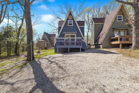 Black Oak TRL family Cabin for 6 (4 min.to BlackOak Ampith)Trees views & privacy