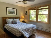 Quiet, Peaceful Location, Walk to Everything, Hot Tub, Fireplace, Game Room