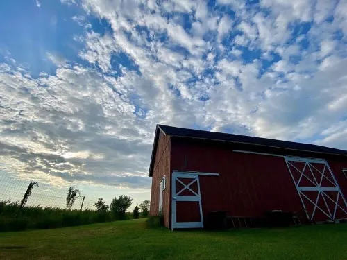 Cutchogue Farmhouse Estate with hot tub and gardens, walk to beach & vineyards