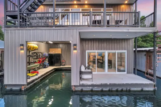 Luxurious Lakehouse Living