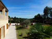 CHARMING VILLA IN SARLAT 4/8 pers, green and flowery setting, heated swimming pool Sarlat la canéda附近的飯店