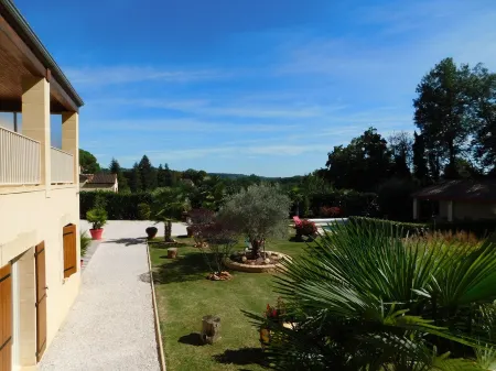 CHARMING VILLA IN SARLAT 4/8 pers, green and flowery setting, heated swimming pool