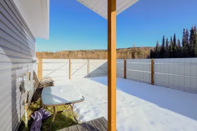 Single story townhouse in quiet neighborhood w fast access to main attractions!