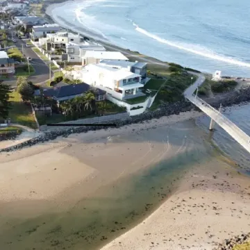 'LITTLE LAKE LODGE' - on Warilla Beach / Little Lake
