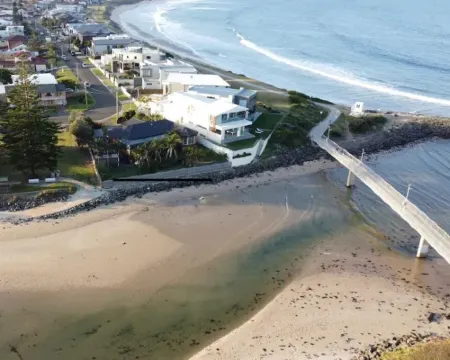 'LITTLE LAKE LODGE' - on Warilla Beach / Little Lake シェルハーバーのホテル